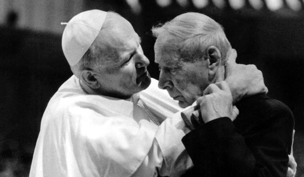 El Papa Juan Pablo II abraza al cardenal Wyszynski en 1978