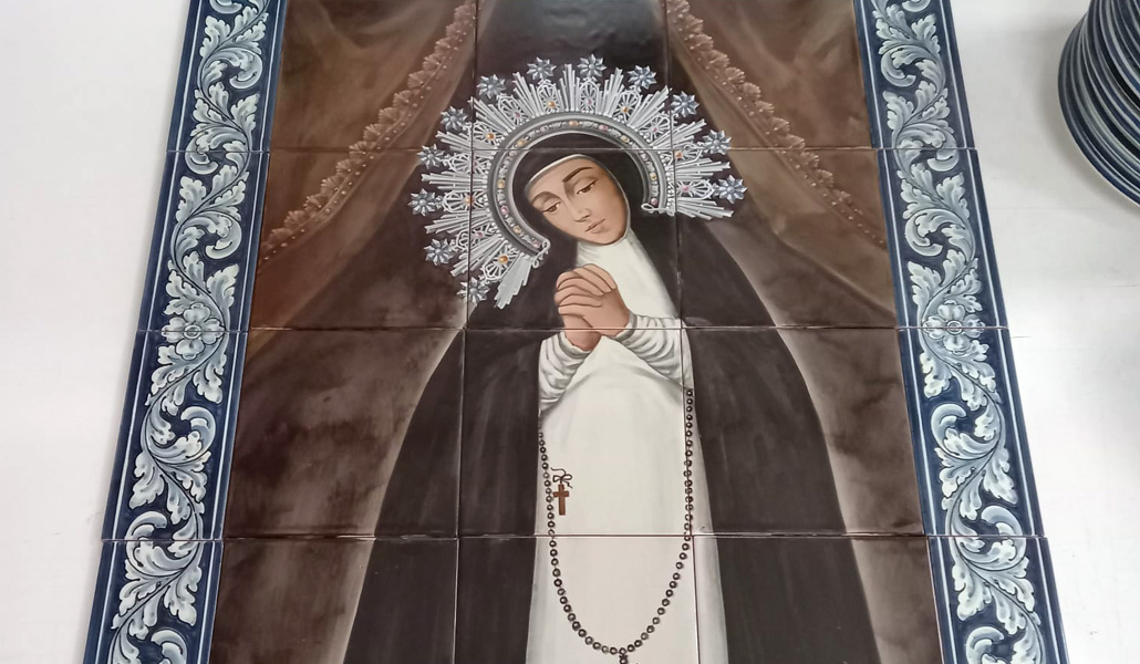 Mosaico de la Paloma instalado en la fachada de la parroquia