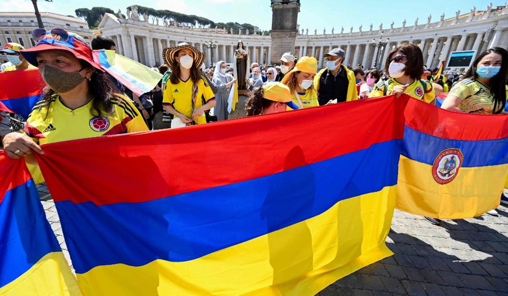 Fieles de Colombia en la plaza de San Pedro