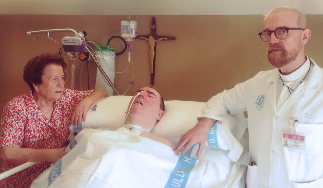 Milagros y su hijo Juanma junto al delegado episcopal castrense de Pastoral Sanitaria