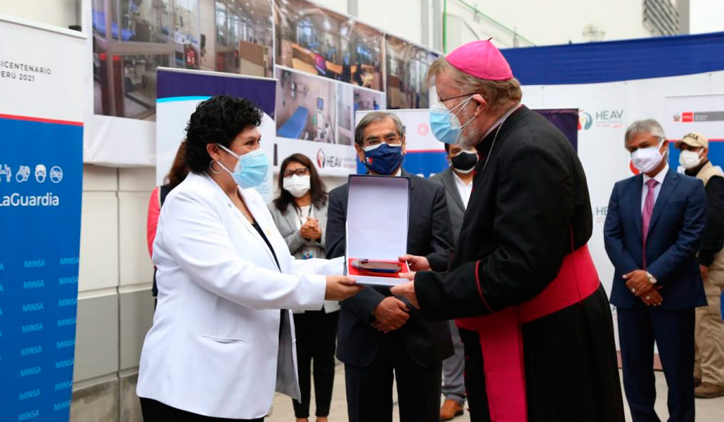 Entrega de una planta de Respira Perú