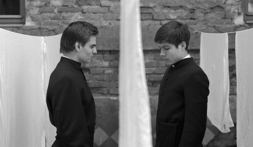 Juraj (Samuel Skiva) junto a su compañero seminarista Michal (Samuel Polakovic), protagonizan el filme