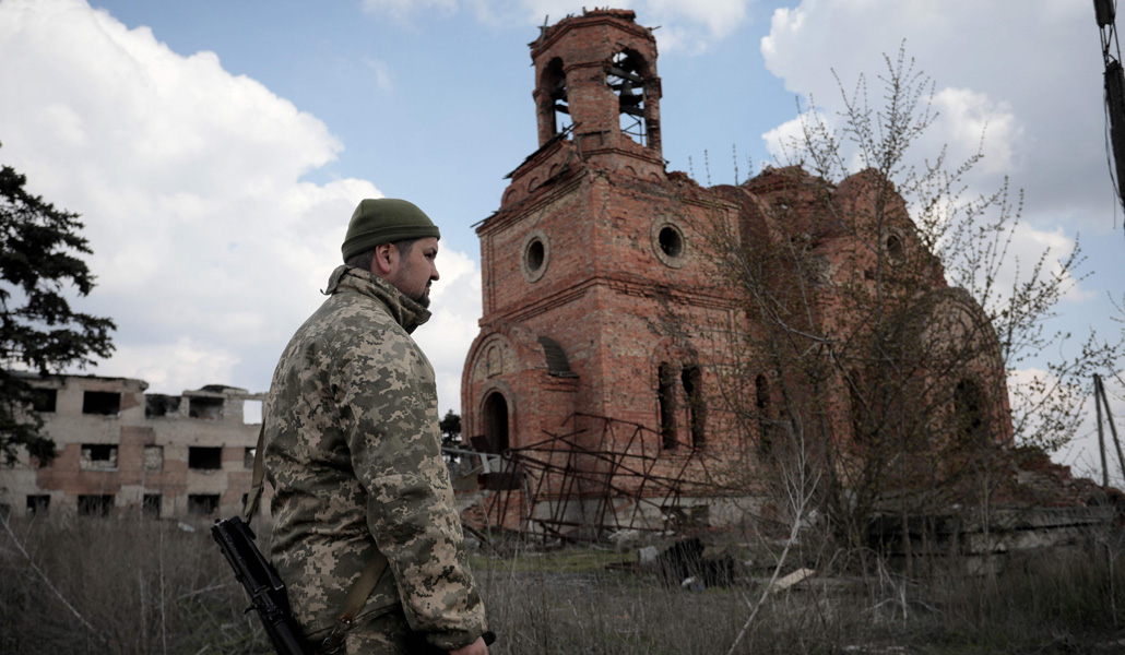 Soldado ucraniano en Pisky, cerca de Donetsk y del frente, el 21 de abril de 2021