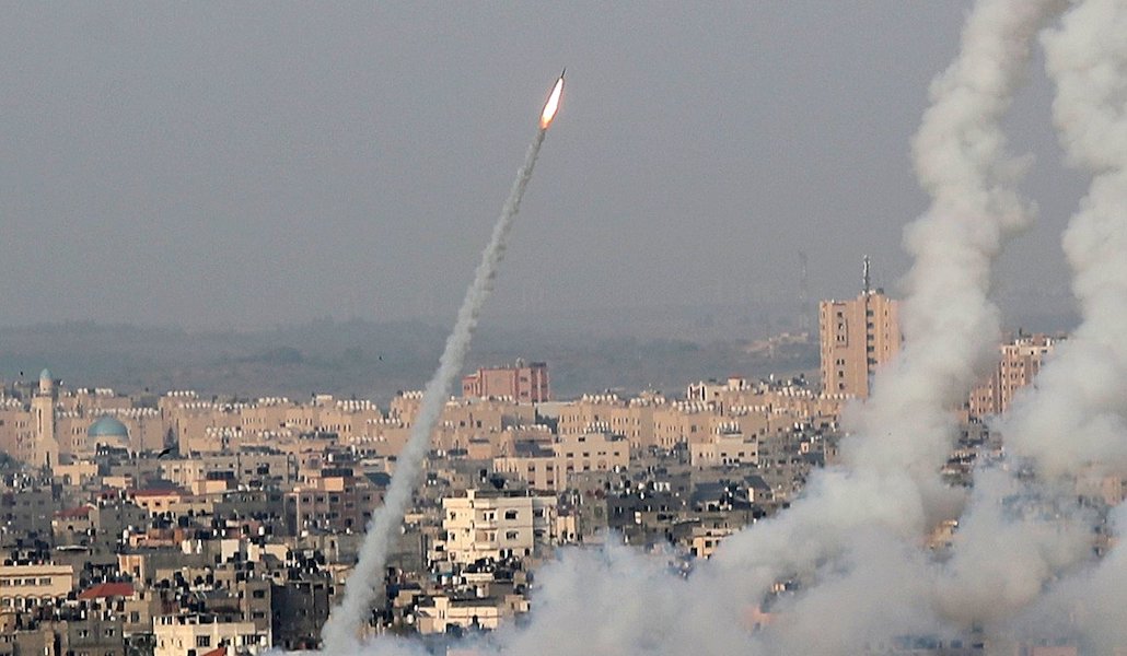 Lanzamiento de un cohete durante los enfrentamientos en Jerusalén