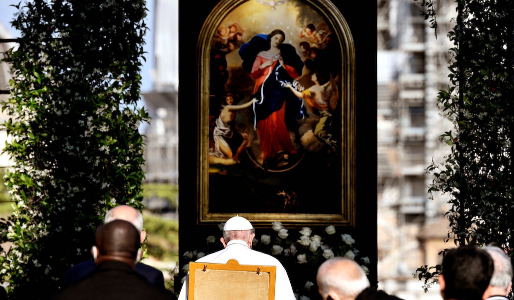 El Papa, durante el rezo del rosario en los Jardines Vaticano