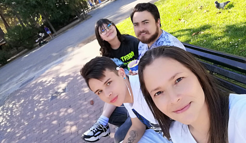 Camila Ballén con su hermano y sus dos hijos en Zaragoza, donde vive