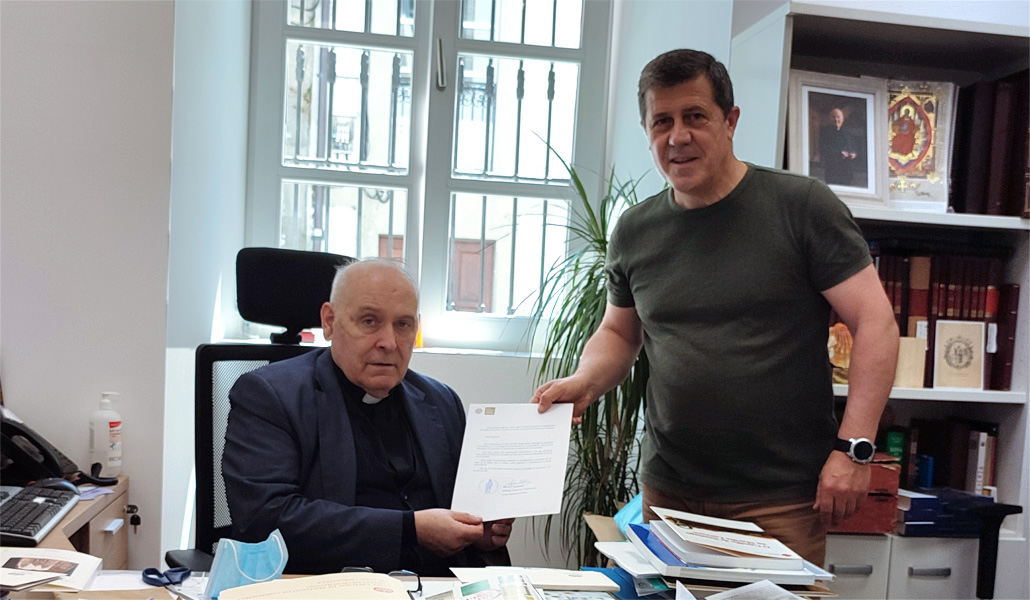 Manuel Vicente recogiendo el documento que acredita la oficialidad del Camino del Mar