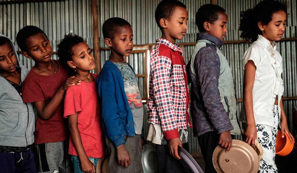 Desplazados internos esperan un reparto de comida organizado por la voluntaria Mahlet Tadesse en Mekele, el 23 de junio.