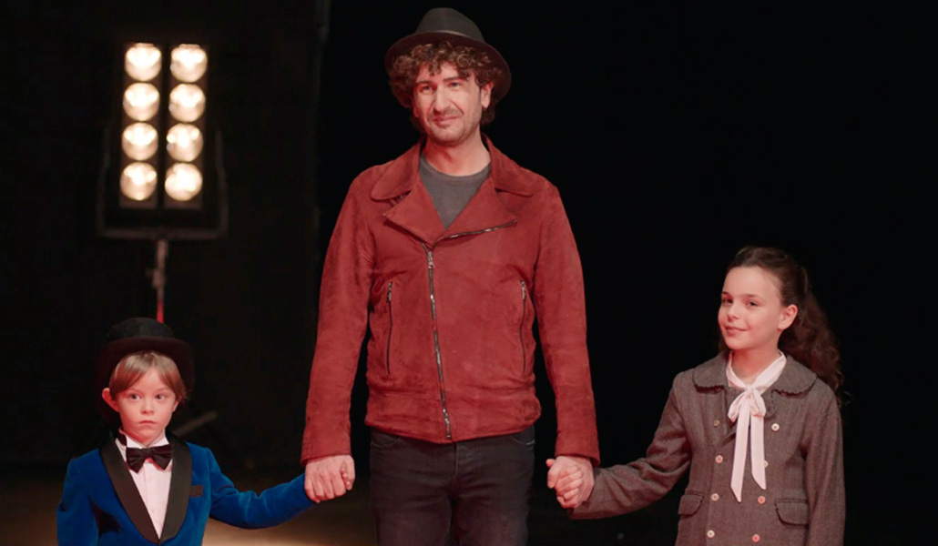 Arturo Maravilla, en el centro, junto a los dos niños, Gioele y Rebecca