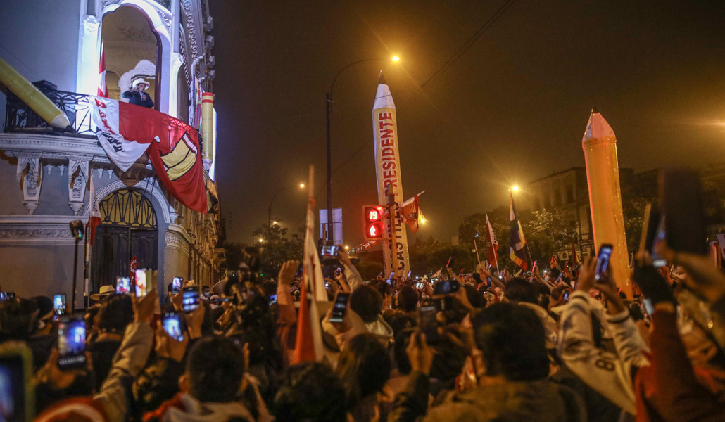 Castillo y simpatizantes el día 10. Exmaestro, el lápiz es el signo de su campaña