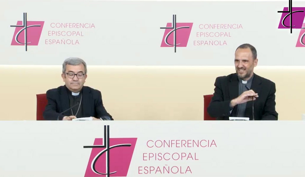 El secretario general de la CEE, Luis Argüello, comparece antes los medios de comunicación tras la reunión de la Comisión Permanente