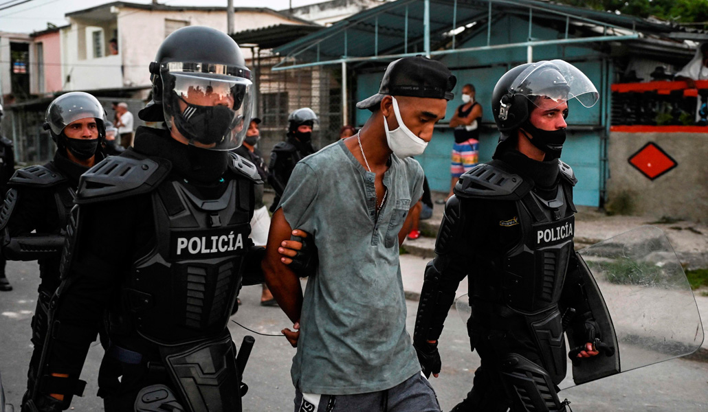 La Policía detiene a un manifestante el lunes 12 de julio en Arroyo Naranjo, La Habana