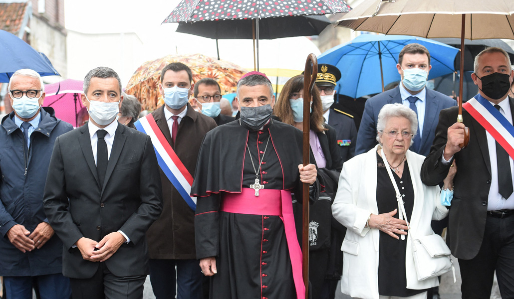 Dominique Lebrun y la hermana del padre Hamel, durante la marcha en el quinto aniversario del asesinato del sacerdote