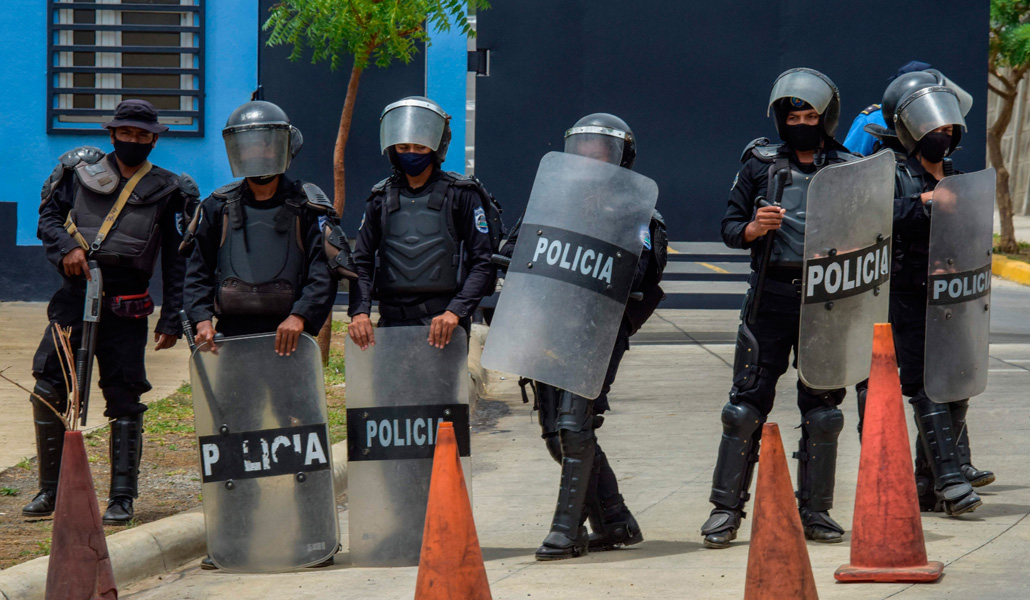 Antidisturbios vigilan el 30 de junio el complejo policial Evaristo Vasquez, donde el candidato presidencial Juan Sebastián Chamorro está detenido