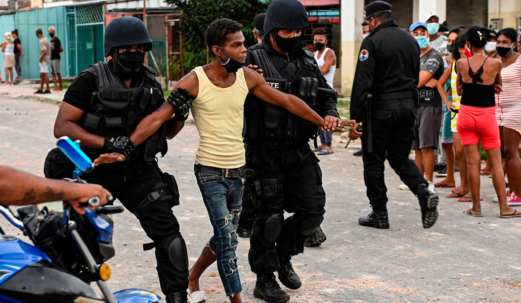 Un hombre es detenido durante una manifestación contra el Gobierno del presidente Miguel Díaz-Canel en La Habana
