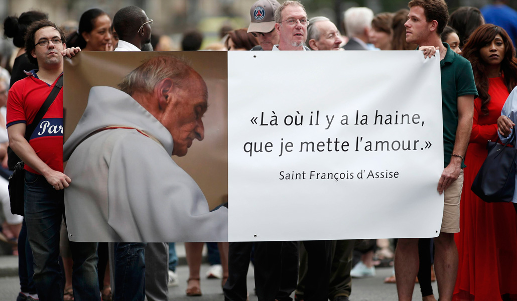 Un grupo de personas se concentran en París tras el asesinato del padre Hamel, que tuvo lugar el 26 de julio de 2016