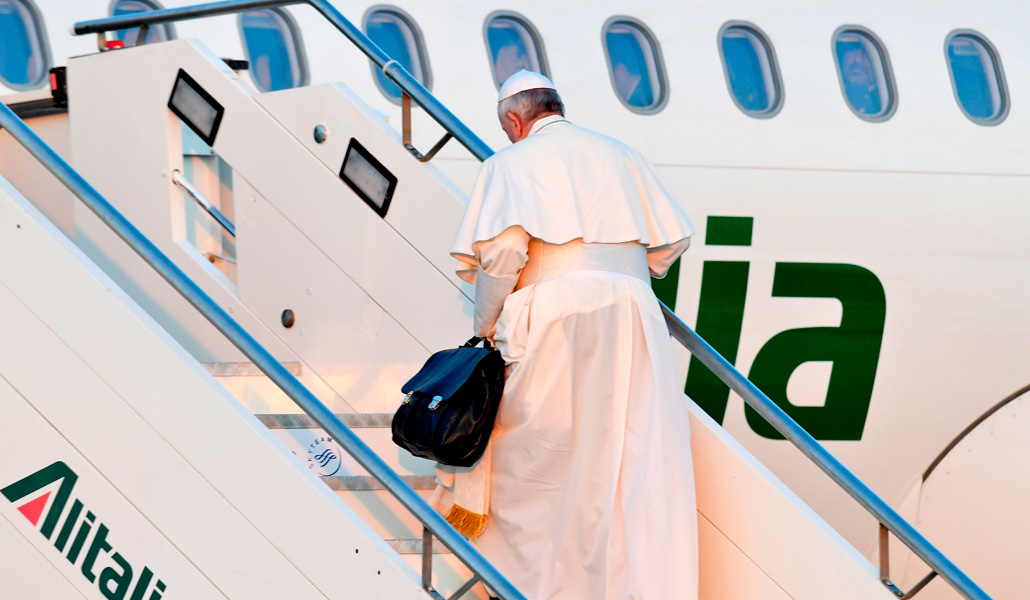 El Papa Francisco subiendo al avión