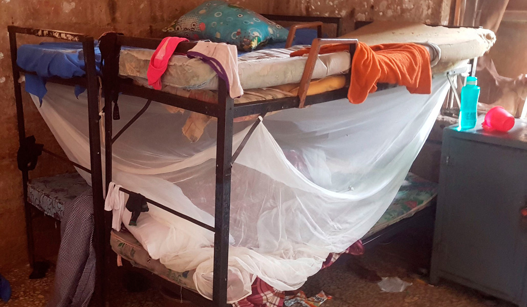Camas del internado Bethel, con algunas posesiones de los estudiantes, tras el secuestro