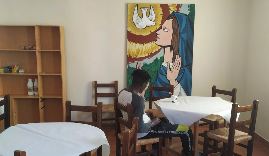 Un usuario descansa este lunes en el seminario tras la jornada de trabajo