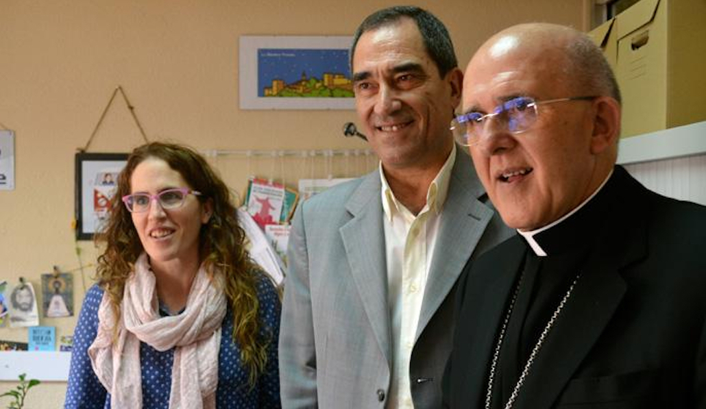 Pilar Algarate, nueva secretaria general de Cáritas Diocesana de Madrid Algarate y Hernando junto al arzobispo de Madrid, cardenal Carlos Osoro, en imagen de archivo