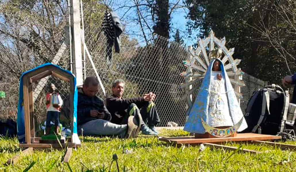 Los Misioneros de Francisco descansan durante la peregrinación