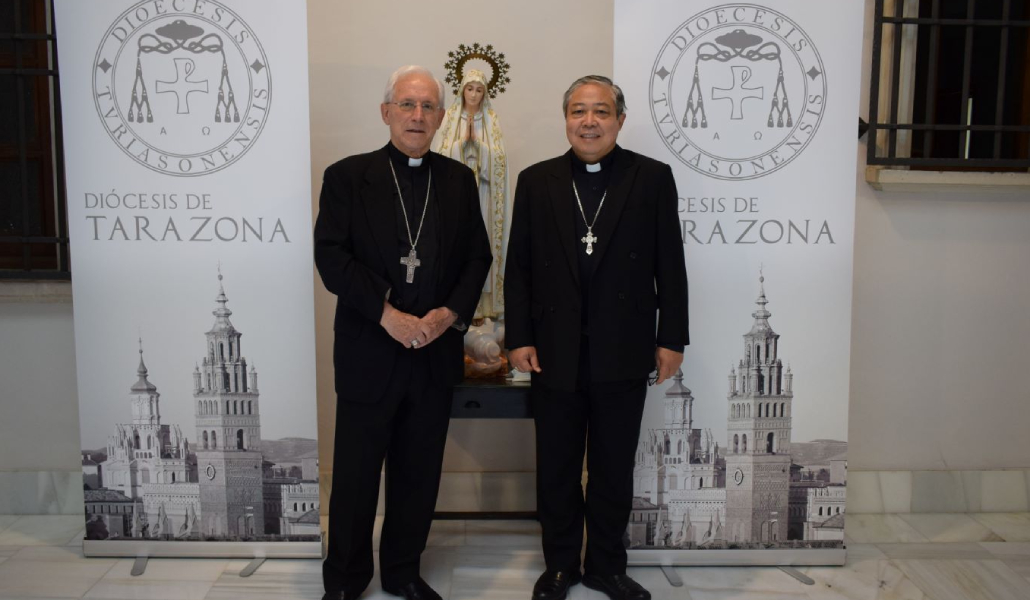 Bernardito Auza, a la derecha, durante un momento de su visita