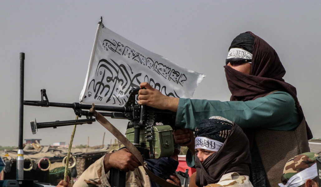 Talibanes patrullando este martes por Kandahar, Afganistán