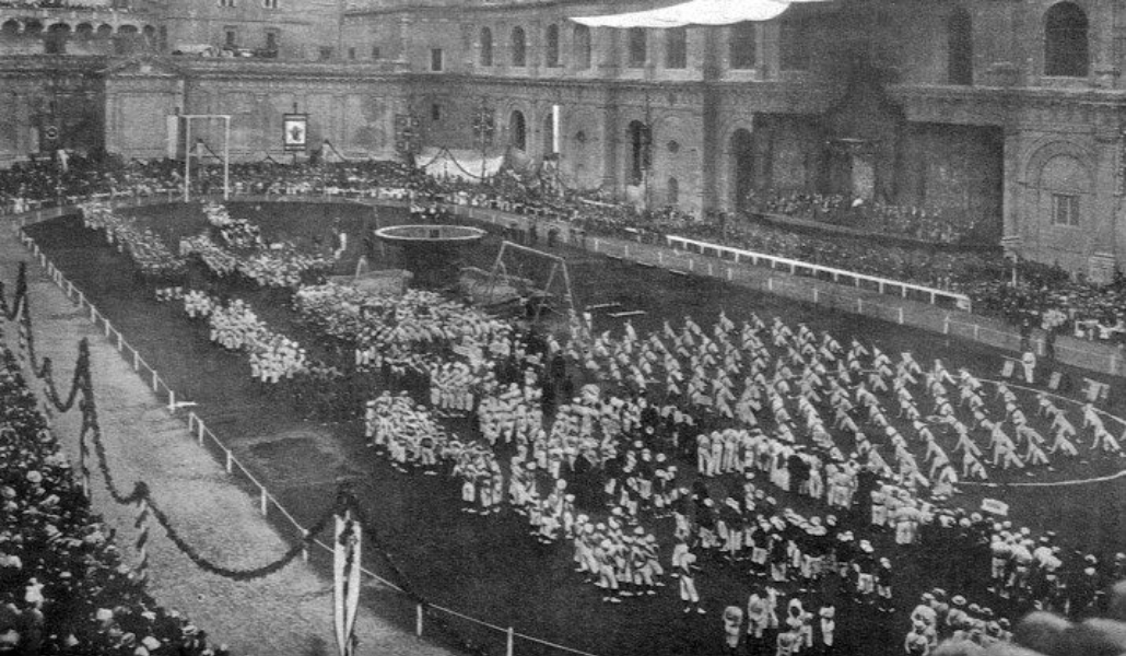 Primera página de 'L'Osservatore Romano' del 29 de septiembre de 1908 dedicada al «concurso gimnástico organizado en el Vaticano» con presencia del Papa Pío X