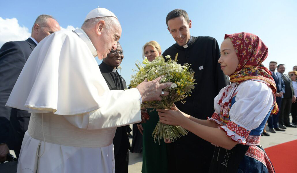 El Papa es recibido en el aeropuerto de Bratislava, este domingo