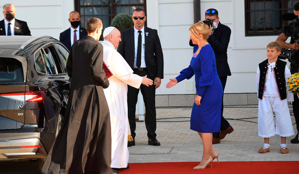 El Papa a su llegada al palacio presidencial de Eslovaquia, donde le ha recibido la presidenta Zuzana Caputova