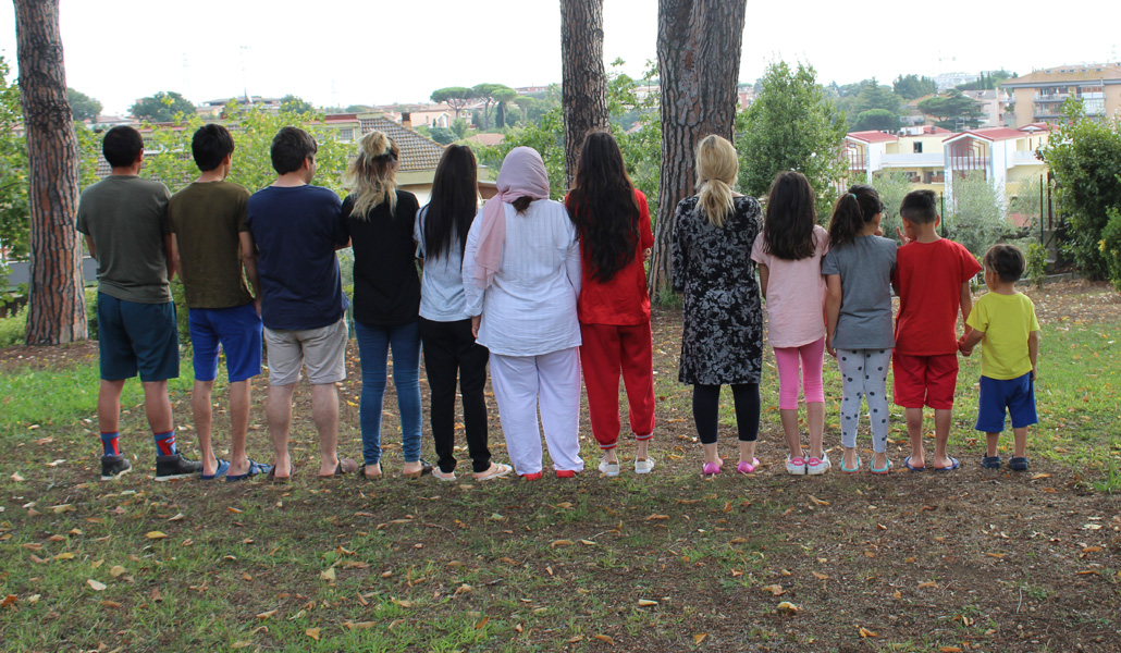 La familia afgana refugiada en Italia, de espaldas, por miedo a los talibanes