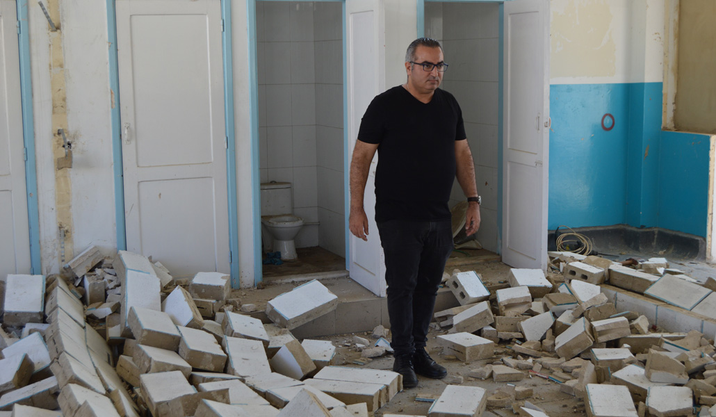 El hermano Jean Claude Abou-Atme en un aula aún por reconstruir del colegio Sagrado Corazón de Beirut