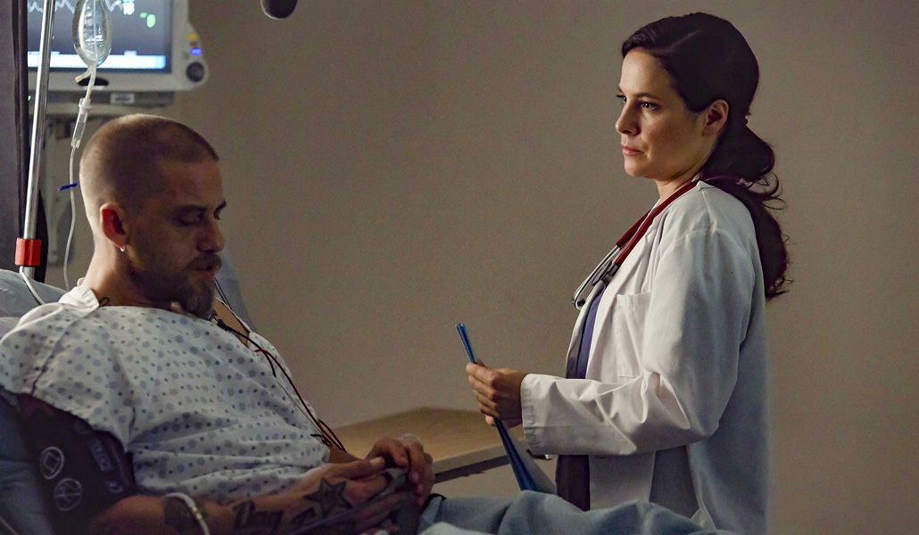 La doctora Mary Harris en el hospital de Eden, con uno de sus pacientes