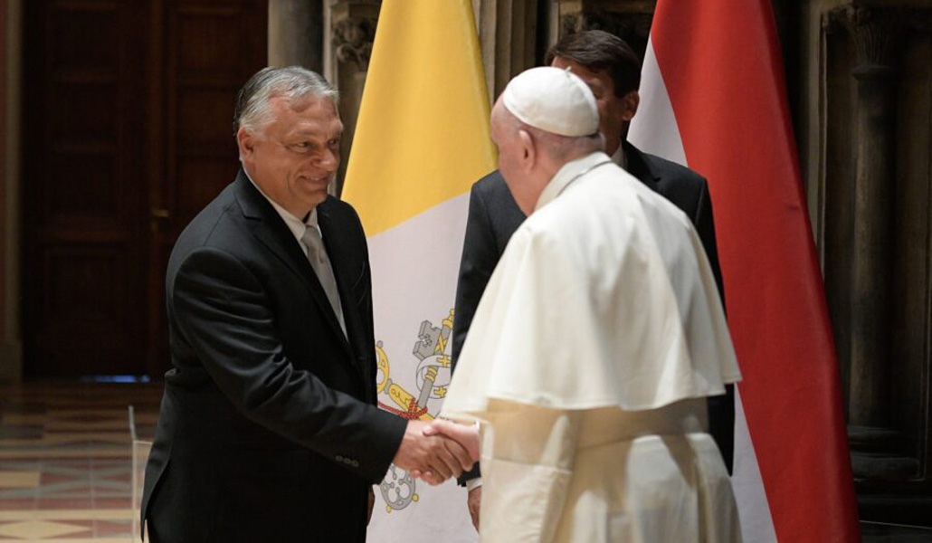 El Papa Francisco saluda al primer ministro de Hungría, Viktor Orban, en el Museo de Bellas Artes de Budapest