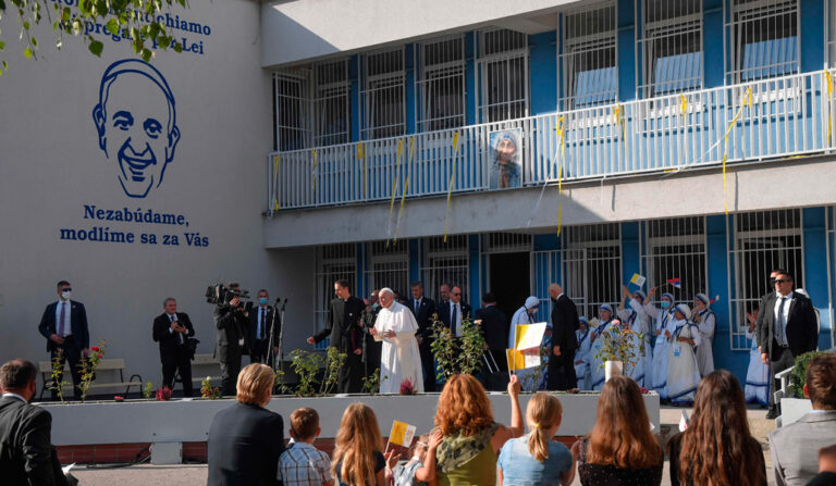 El Papa saluda a quienes habían acudido a recibirle en el Centro Belén