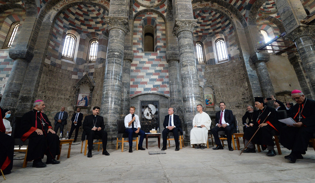 Poquillon acompañó a Macron durante el encuentro con líderes cristianos en el convento de Al Saa’a