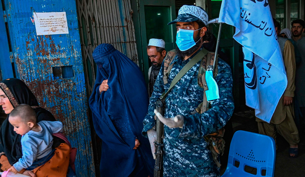 Un combatiente talibán hace guardia en el mercado Sarai Shahzada, en Kabul, el 5 de septiembre