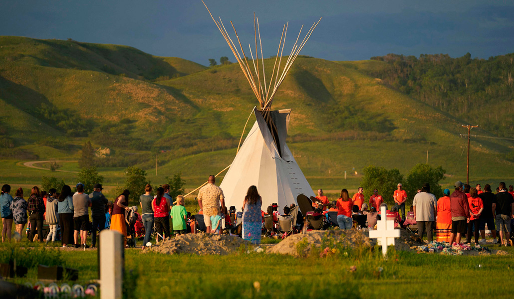 Vigilia el pasado mes de junio en el terreno del internado de Marieval (Saskatchewan), donde se han encontrado 751 tumbas