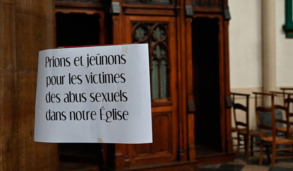 Cartel que anima a la oración por las víctimas de abusos en una iglesia francesa