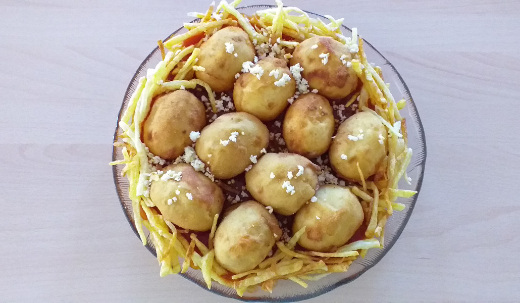Los huevos rellenos de bechamel de las oblatas son una receta sencilla y muy socorrida para una cena con amigos