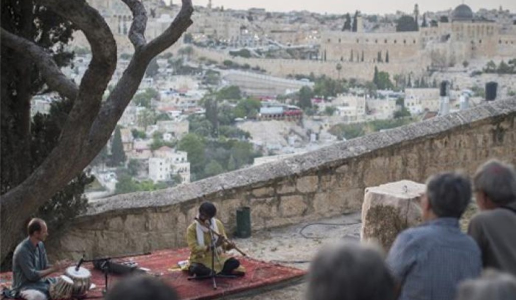 Una celebración organizada por la Casa de Abraham frente a Jerusalén