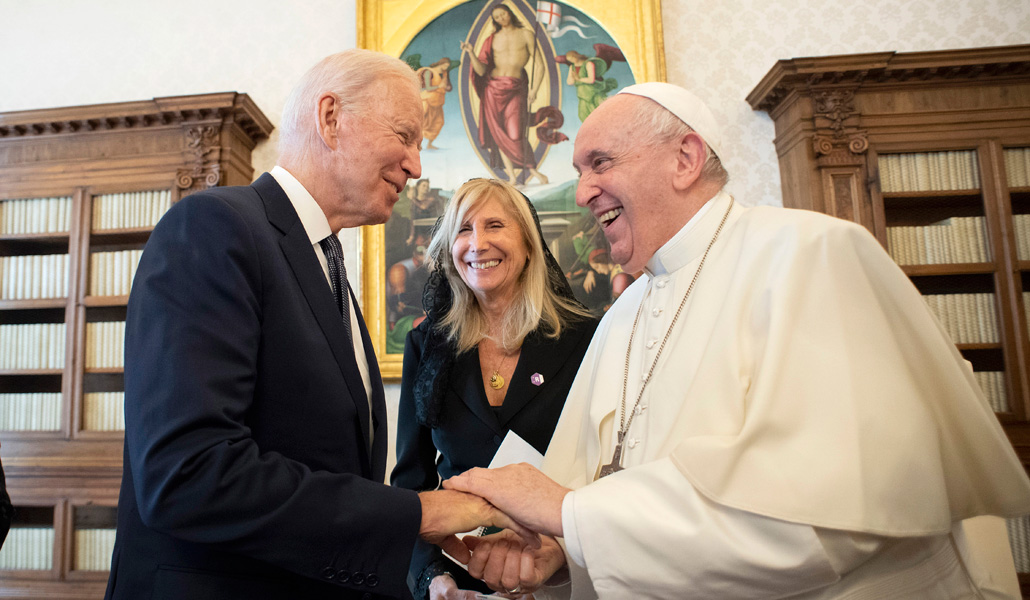 El presidente de Estados Unidos, Joe Biden, y el Papa Francisco, ayer en su encuentro en el Vaticano