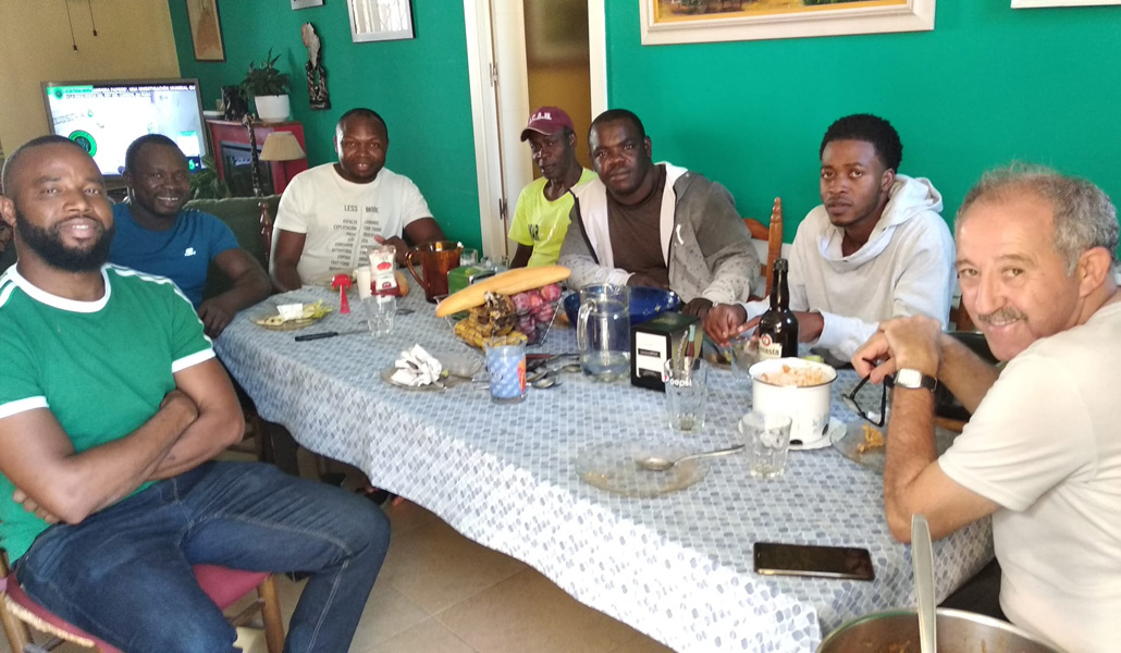 El presbítero y algunos de los chicos con los que vive en la Asociación San Francisco de Asís