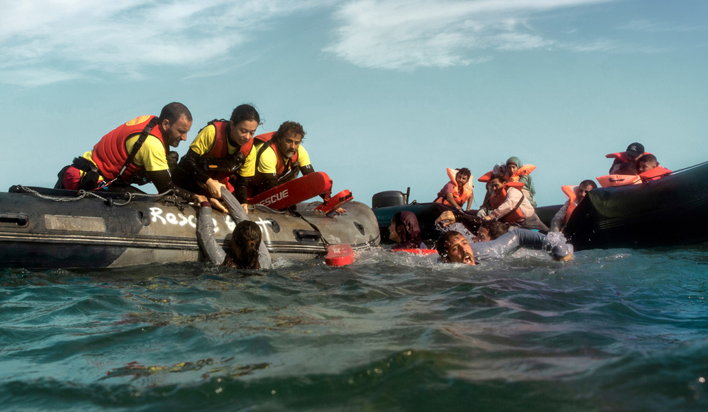 Gerard (Dani Rovira), Esther (Anna Castillo) y Òscar Camps (Eduard Fernández) durante un rescate en el Mediterráneo