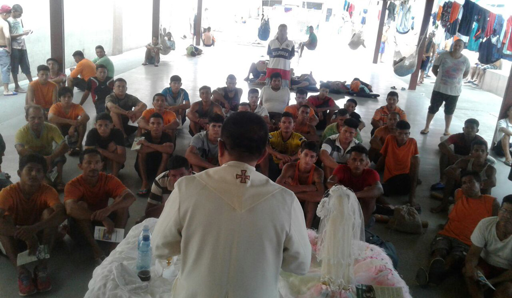 Uno de los sacerdotes de la pastoral celebra Misa en el pabellón de adictos en rehabilitación