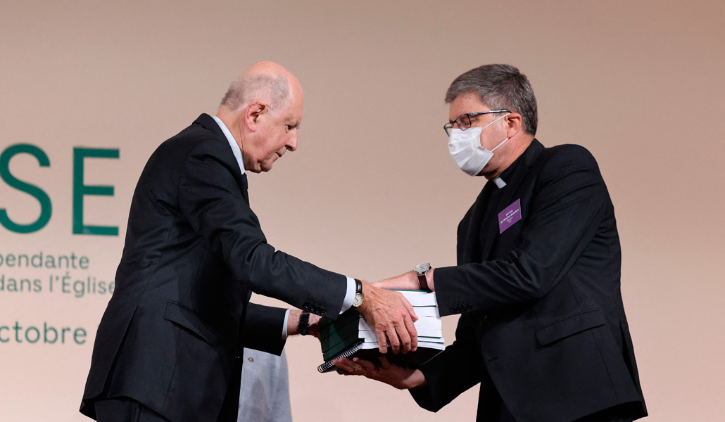 Jean Marc Sauvé entrega el informe al presidente de los obispos franceses, Éric de Moulins-Beaufort