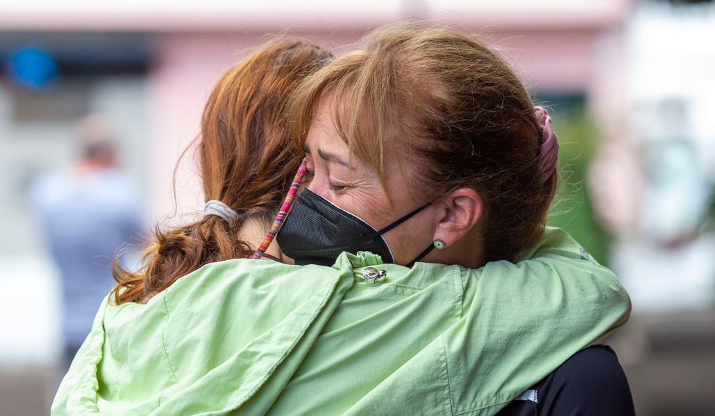 Dos vecinas de Todoque, afectadas por el volcán de La Palma, se abrazan