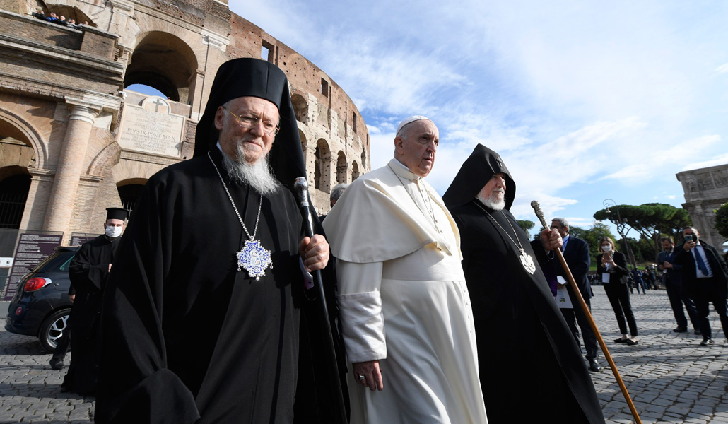 Bartolomé, Francisco y el patriarca armenio Karekin II en el Coliseo el 7 de octubre, durante el encuentro de Sant'Egidio