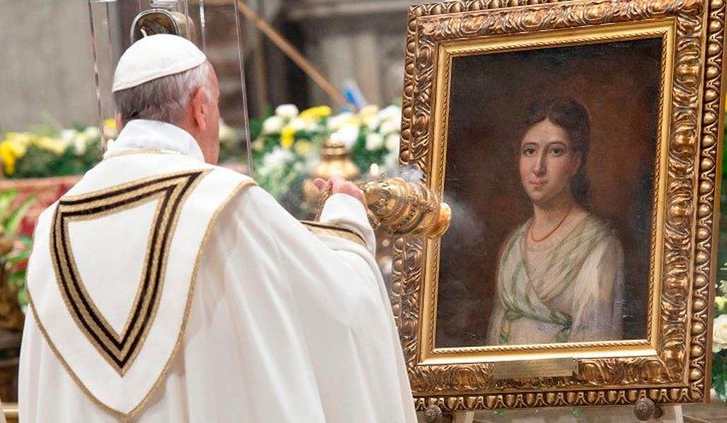 El Papa inciensa una imagen de Jaricot durante la inauguración del Mes Misionero Extraordinario, el 1 de octubre de 2019