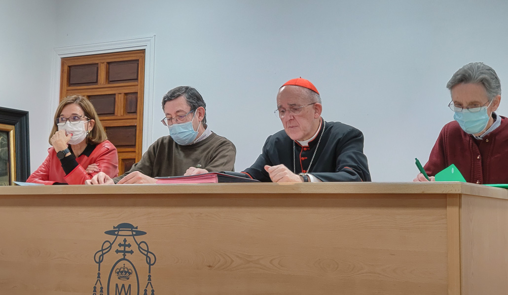 El sacerdote (segundo por la izda.) da las claves de la consulta a los delegados el pasado lunes, junto al cardenal Osoro